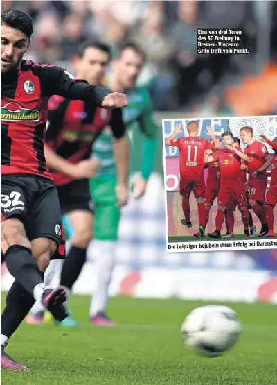  ??  ?? Eins von drei Toren des SC Freiburg in Bremen: Vincenzo Grifo trifft vom Punkt. Die Leipziger bejubeln ihren Erfolg bei Darmstadt 98.