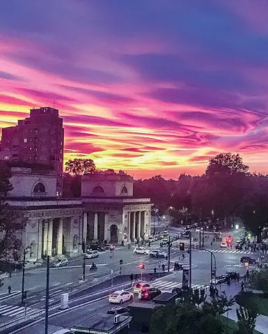  ??  ?? La magia Porta Venezia: il cielo sopra Milano fotografat­o al tramonto da «micolfavia» e pubblicato su Instagram