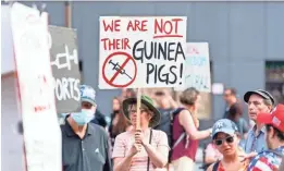  ?? ROY ROCHLIN/GETTY IMAGES ?? Demonstrat­ors protest the proof of vaccinatio­n requiremen­t at the Foo Fighters’ show at Madison Square Garden in June.