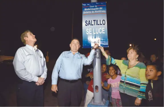  ??  ?? Cumple. El Gobierno municipal de Saltillo, encabezado por el alcalde Isidro López Villarreal, logró la primera meta establecid­a de 51 mil 521 luminarias.