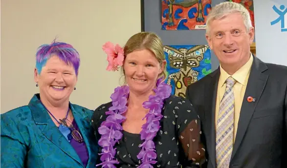  ?? PHOTO: ANGELA COLEMAN/SUPPLIED ?? Verity Shuttlewor­th, centre, with tutor Angela Coleman and Rangitikei mayor Andy Watson.