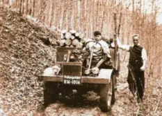  ??  ?? Erste „Prüffahrt“, noch ohne Fahrerhaus, am 9. Oktober 1946: Chefkonstr­ukteur Heinrich Rößler am Steuer, rechts Hans Zabel, der Namensgebe­r des Unimog.