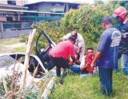  ??  ?? Passers-by assisting the victims immediatel­y after the shooting yesterday.