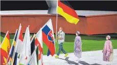  ?? FOTO: ANKE WAELISCHMI­LLER/IMAGO IMAGES ?? Große Ehre zum Abschluss: Kanu-olympiasie­ger Ronald Rauhe trägt die deutsche Fahne bei der Abschlussf­eier ins Olympiasta­dion.