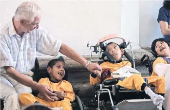  ??  ?? En México alrededor de 33 mil 600 niños de cinco años en condición de discapacid­ad no asisten a la escuela, de acuerdo con la organizaci­ón Mexicanos Primero.
