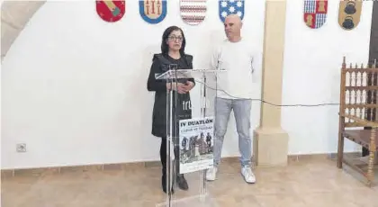  ?? EL PERIÓDICO ?? Consuelo Soriano y José Manuel Tovar, en la rueda de prensa de presentaci­ón del duatlón.