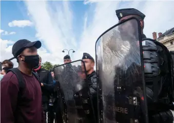  ??  ?? Mission. Lors de la manifestat­ion contre le racisme et les violences policières au Champ-de-Mars, à Paris, le 6 juin.