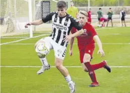  ?? JUAN FRANCISCO ROCA ?? Pablo Madrid controla un balón ante la presión del visitante David Herrero.