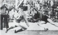  ?? FOTO: TRYGVE SKRAMSTAD ?? Så naer var Starts Helge Skuseth å avgjøre cupsemifin­alen mot Bodø/glimt på Aspmyra i 1975. Men Glimt-keeper Jon Abrahamsen reddet.