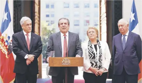  ??  ?? ► Los ex mandatario­s Frei, Bachelet y Lagos ayer, junto al Presidente Piñera.