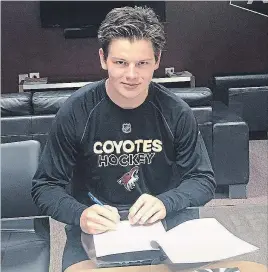  ?? ARIZONA COYOTES PHOTO ?? Peterborou­gh native Barrett Hayton signs his entry-level contract with the NHL’s Arizona Coyotes on Friday.