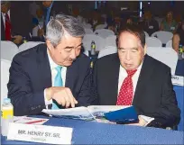  ??  ?? SMIC STOCKHOLDE­RS’ MEETING: SM Investment­s Corp. held yesterday its annual stockholde­rs’ meeting at SMX Convention Center Mall of Asia Complex in Pasay City. Photo shows SMIC director Hans Sy and SMIC chairman Henry Sy Sr.
MIKE AMOROSO