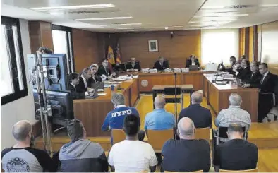  ?? GABRIEL UTIEL ?? Imagen de los nueve acusados, sentados en el banquillo de la Audiencia Provincial, al inicio del juicio.