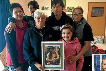  ?? JAMIE SEARLE/STUFF ?? Members of David ‘Star’ Kini’s family remember him in Invercargi­ll this week, from left, soulmate Raena Tokana, sister Teresa Dixon, mother Rebecca Fulton, son Dorne Kini, granddaugh­ter Anahera Kini and sister Jolleen Howard.