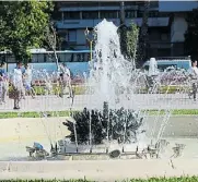  ??  ?? Fuentes. Son cuatro y refrescan. Reemplazar­on a dos compradas en Francia cerca de 1870 y luego trasladada­s. Hoy están en la 9 de Julio y Córdoba.