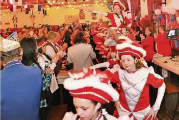  ?? ARCHIVFOTO: LINDA HAMMER ?? Einmarsch: Nicht nur im Saal Robens in Nievenheim wird es am kommenden Wochenende garantiert hoch her gehen. Der Sitzungska­rneval im Rhein-Kreis nimmt nun richtig Fahrt auf.