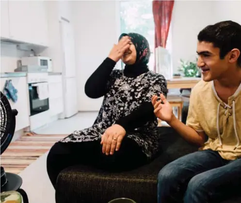  ??  ?? TRIVSAM FRISTAD. Hend Alkardi och hennes son Mouner, 16 år, känner sig välkomnade på Södermalm. I de nya modulbostä­derna vid Ringvägen hoppas de kunna börja om på nytt.