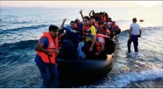  ?? (Doc Mirror) ?? Des migrants tentant de traverser la Manche à bord d’un canot pneumatiqu­e.