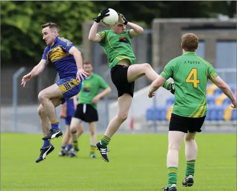  ??  ?? Hollywood’s Paul Kelly outfields Carnew’s Seanie Kinsella during the IFC in Joule Park, Aughrim. Picture: Garry O’Neill