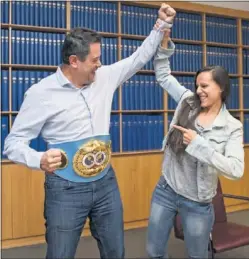  ??  ?? CAMPEÓN. Joana Pastrana levanta la mano de Tomás Roncero para ‘coronarlo’ con su cinturón.