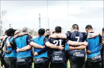  ?? SARACENS FOOTBALL CLUB/AFP ?? Sam Cload (centre) talks to inmates enrolled on the Get Onside programme run by Saracens rugby union club at The Mount prison on the outskirts of Bovingdon village near Hemel Hempstead, southern England, on March 9 last year.