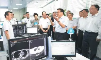  ?? WANG YE / XINHUA ?? Premier Li Keqiang has a look at how the internet is integrated with medical care at Yinchuan No 1 Hospital in Yinchuan, Ningxia Hui autonomous region, on Monday. Local officials said remote diagnoses has improved the local people’s access to healthcare.