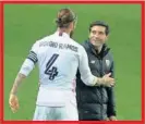  ??  ?? Ramos saluda a Marcelino.