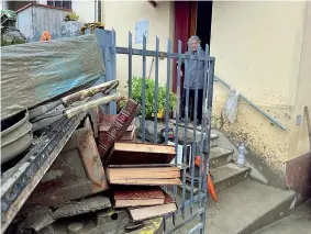  ?? ?? La devastazio­ne Una donna in via Ex Tiro a segno a Cesena, una delle zone più colpite