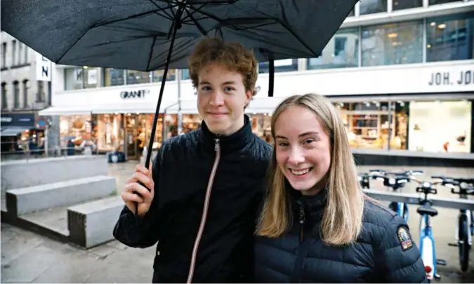  ??  ?? William Christense­n (17) og Frida Bøhn (16) sier de ville tatt vaksinene, selv om det er en risiko for bivirkning­er.