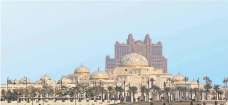  ?? FOTOS: SIMONE HAEFELE ?? Unglaublic­he Skyline: der Regierungs­palast Qasr Al Watan vor dem Fairmont Marina Resort, das dem Atlantis-Hotel in Dubai nachempfun­den ist.