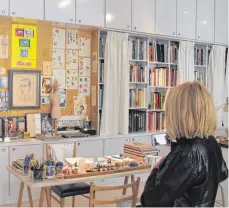  ?? FOTO: DPA ?? Das neue Museum in Paris zeigt auch den Originalar­beitsplatz des Designers Yves Saint Laurent (1936-2008). Im Hintergrun­d ist ein von Bernard Buffet gezeichnet­es Porträt des Modeschöpf­ers zu sehen.