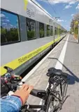  ??  ?? Der Blindheime­r Bahnhof ist barrierefr­ei – ein Traum für Fahrradfah­rer.