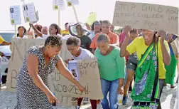  ?? PICTURE: NATASHA PRINCE ?? ANGRY: Social Justice Coalition members protest outside the Khayelitsh­a Magistrate’s Court where Bongani Dlamini appeared.
