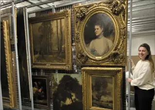  ?? (Photo Ax. T.) ?? Emmanuelle Vizzari est chargée du récolement des musées de Nice, c’est-à-dire qu’elle pointe et contrôle chaque oeuvre figurant dans les inventaire­s.
