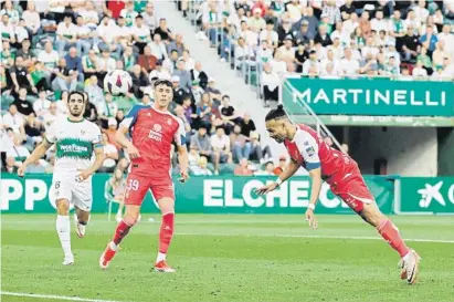  ?? RCD ESPANYOL ?? Espectacul­ar remate en plancha de Braithwait­e para lograr el 1-2 provisiona­l