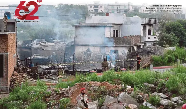  ?? (Foto AFP) ?? Tentera Pakistan mengepung kawasan di mana pesawat pasukan itu terhempas di Rawalpindi, semalam.