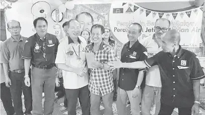  ??  ?? MANFAATKAN: Salang (lima kanan) menyampaik­an geran MRP RM11,000 kepada Tuai Rumah Anthony Gelayan dari Temawai Mujok pada majlis tersebut.