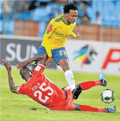  ?? Picture: LEFTY SHIVAMBU/GALLO IMAGES ?? GOING THROUGH: Siyanda Xulu, of Maritzburg United, and Percy Tau, of Mamelodi Sundowns, during the teams’ Absa Premiershi­p match at Loftus Versfeld in Pretoria