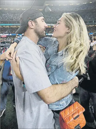  ?? FOTO: EFE ?? El beso de Kate Upton.. El lanzador de los Astros de Houston, Justin Verlander, y la modelo Kate Upton celebran el triunfo
