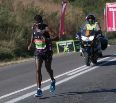  ?? BACKPAGEPI­X ?? FULLY FOCUSED: Bongmusa Mthembu breaks away to take the lead on Polly Shortts during yesterday’s Comrades Marathon.