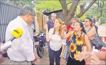  ??  ?? Momento en que frentistas del microcentr­o de Asunción y del Mercado 4 exigían respuestas ante la falta de argumentos del representa­nte de la municipali­dad capitalina.