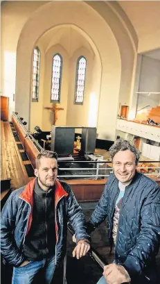  ?? FOTO: SEBASTIAN HOPPE ?? Im anregenden Dialog über „Faust“: Pfarrer Lars Schütt (l.) und Regisseur Robert Lehniger in der Christuski­rche in Oberbilk.