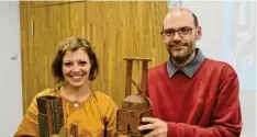  ?? Foto: Ute Blauert ?? Rebecca Ribarek und Jörn Meyers zeigten beim Vortrag unter anderem zwei Mausefalle­n aus dem Bestand des Lechfeldmu­seums.