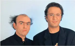  ??  ?? Petit écran. En 1992, Arthur, accompagné d’Elie Kakou (à g.), fait ses premiers pas à la télévision, sur TF1, avec « L’émission impossible ».