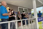  ?? EVAN BRANDT —MEDIANEWS GROUP ?? Habitat for Humanity volunteer Paul Rihn, at left, presented Debra Parkins with the keys to her new home.