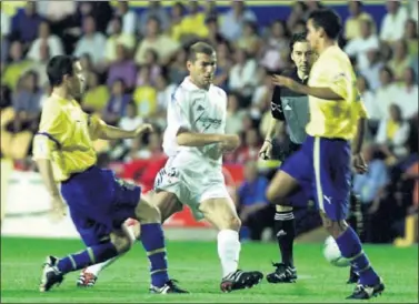  ??  ?? DERROTA. Zidane, rodeado de jugadores de Las Palmas, marcó un golazo de falta, pero fue insuficien­te.