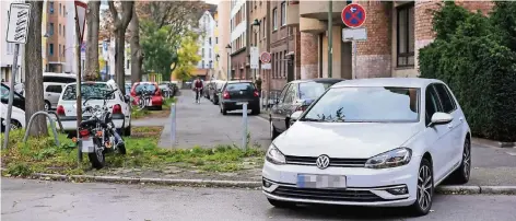  ??  ?? Ein Beispiel von vielen: Schaut man rund um die Grundschul­e Rolandstra­ße in Golzheim, entdeckt man viele zugeparkte Ecken, zum Beispiel an der Ottweilers­traße.