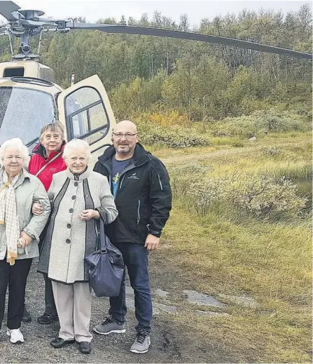  ?? FOTO: PRIVAT ?? Hynne, Else Marie Lurås og Sigrid Mogen Szøke sammen med hotelldire­ktør Roar Myhre Walmann ved Skinnarbu.