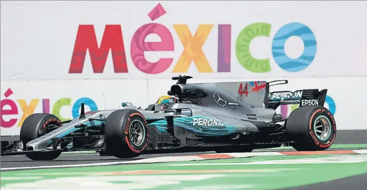  ?? FOTO: AP ?? Lewis Hamilton saldrá desde la tercera plaza después de cometer un error en clasificac­ión que le impidió luchar por la pole con Vettel y Vertsappen. El inglés, si no tiene ningún problema, lo tiene todo de cara para coronarse hoy