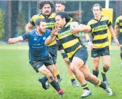  ?? Photos / Tania Whyte ?? Blindside flanker Popoai Finau charges upfield for Waipū in their win over Western Sharks.